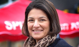 Die Bundestagswahlkandidatin der Gütersloher SPD Elvan Korkmaz-Emre an ihrem Wahlkampfstand am Berliner Platz. - Andreas Frücht Die Bundestagswahlkandidatin der Gütersloher SPD Elvan Korkmaz-Emre an ihrem Wahlkampfstand am Berliner Platz. - Andreas Frücht