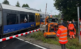 Am Bahnübergang Bielefelder Straße im Kreis Gütersloh hat es am Freitagmorgen einen folgenschweren Zusammenstoß gegeben. - Frank Jasper