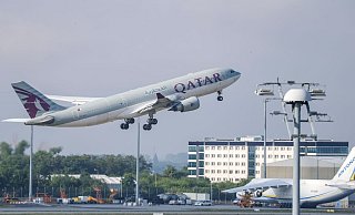 In diesem Flugzeug der Qatar Airways saßen am vergangenen Freitag 81 Menschen, die in ihr Herkunftsland Afghanistan zurückgebracht wurden. Unter ihnen der 25-jährige Sexualtäter, der zuletzt in Bünde wohnte. - Jan Woitas/dpa