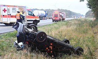 Ein Wagen überschlug sich und blieb auf dem Dach liegen. - Andreas Eickhoff