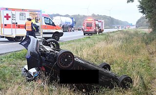 Während der Rettungs- und Bergungsarbeiten sperrte die Autobahnpolizei den rechten und mittleren Fahrstreifen. - Andreas Eickhoff