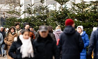 Das bevorstehende Weihnachtsfest hebt die Shoppinglaune. - Fabian Sommer/dpa