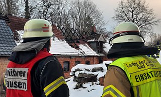 Einsatzleiter Andreas Rehermann (r.) bespricht sich über das weitere Vorgehen beim Löscheinsatz in Bad Driburg-Reelsen. - David Schellenberg