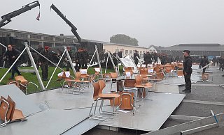 Beim Übergabeappell in der Höxteraner Kaserne stürzte das Festzelt ein. - David Schellenberg