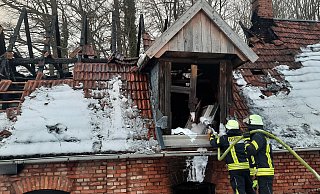 Feuerwehrleute decken das Innere der Werkstatt-Scheune mit Schaum ab. Das Gebäude ist nach Ansicht der Brandermittler nicht mehr zu retten. - David Schellenberg