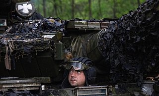 Ein ukrainischer Soldat blickt von seiner Position in der Nähe von Bachmut aus einem Panzer hinaus. - Efrem Lukatsky/AP