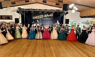 Daniel und Karina Sondermann (Grevenhagen, v.l.), Alexander und Sophie Grimme (Bergheim), Boris und Melanie Hagemeier (Vinsebeck), Daniel Kunze und Britta Schneider (Entrup), Marius Strato und Ann-Katrin Rohde, Manfred Söltl und Helga Lohre (Steinheim), Matthias und Marianne Stock (Rolfzen), Sven Pacelt und Verena Overkott (Sommersell), Holger und Monika Peter (Ottenhausen), Dirk und Sarah Flottmeier (Sandebeck), Kai und Eva Bockelkamp (Eversen), Niels Otto und Carina Razlaw (Sandebeck), Jannik Krome und Julia Frost (Ottenhausen).?Foto: Schützenbruderschaft - Schützenbruderschaft