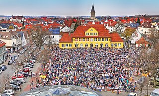 Der Flohmarkt am Bielefelder Siggi lockt tausende Besucher. - jonek-fotografie.de