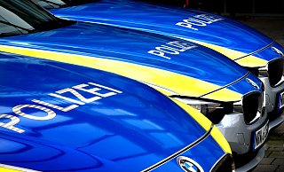 Die Polizei sucht mit zwei Fahndungsfotos nach dem Mann. - Symbolbild: Andreas Frücht