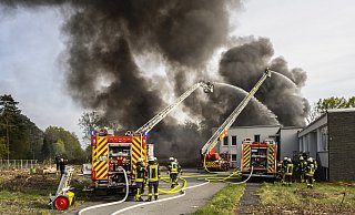 Das Feuer ist in einer ehemaligen Boulderhalle in Bielefeld-Senne ausgebrochen. - Jörg Dieckmann