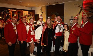 Beste Laune verbreiten der Vize-Vorsitzende Lars Rodewald (v. l.), der Vorsitzende Bernd Austerschmidt, das neue Solomariechen Mia Dunschen, Prinz Matthias Meier, das Kranzkönigspaar Katharina Tanger und Steffen Kückmann, Kinderprinzessin Amira Saleh, Vize-Präsident Ralf Brüggenthies und Präsident Peter Hartmann. - Regina Brucksch