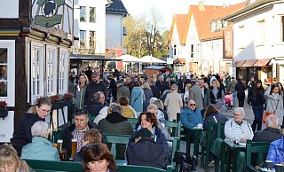 Der traumhafte Herbstsonntag lockte die Menschen in Delbrücks City. Sie stöberten in den Geschäften und genossen die Angebote der Gastronomie, wie hier bei Ottlips Lieschen. - Regina Brucksch