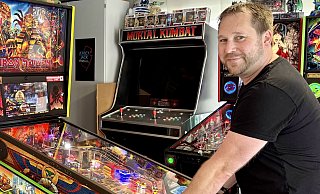 Oliver Wiege an einem seiner Lieblingsflipperautomaten, dem Modell „Iron Maiden“, bei dem, wie er findet, die Musik und das Spiel gemeinsam optimalen Spielspaß bringen. - Carola Drabon