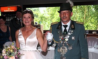 „Am Tag als der Regen kam“ ersetzten Königin Andrea und König Nick Popko erfolgreich das Strahlen der sich verbergenden Sonne. - Josef Köhne