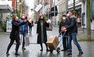 Im Einsatz für ihre Kunden: Kerstin Linnenbrügger (Schuhhaus Tiemann), Thomas Edmaier (Möbel Lange), Laura Kemena (Zeitgeist), Rudolf Stange (Uhren Optik Stange) und Christoph Lanvers (Bünder Modehaus; v. l.). - Handel Bünde/Karl-Hendrik Tittel