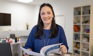 Yvonne Wozniak arbeitet sich aktuell durch umfangreiches Material von der für Schulgründungen zuständigen Bezirksregierung durch. - Oliver Krato