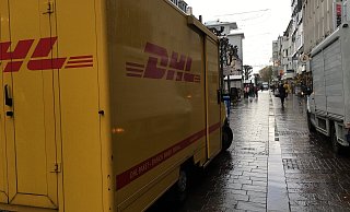 Lieferdienste wie auf diesem Foto DHL dürfen die Fußgängerzone bis 10.30 Uhr befahren. Danach ist es untersagt - wird aber dennoch immer wieder gemacht. - Holger Kosbab