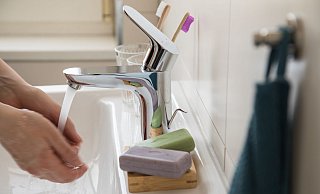 Damit warmes Wasser aus der Leitung kommt, wird bei zentralen Lösungen oft viel Energie benötigt. - Christin Klose/dpa-tmn