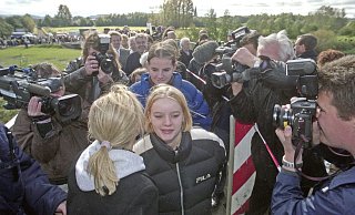 Küsschen unter Beobachtung: Fans der ARD-Serie „Verbotene Liebe“ reihten sich in die lange Schlange auf der Kuss-Brücke ein, bis Schauspielerin Andrea Suwa auch ihnen einen Kuss auf die Wange hauchte. - Peter Steinert
