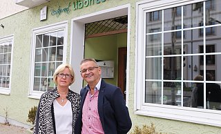 Inhaber Rolf Hoppe und seine Lebensgefährtin Adelheid Wiesing. - Mareike Gröneweg