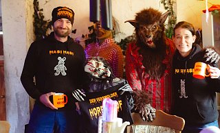 Patrick Overkamp (v. l.), Sam Overkamp, Daniel Lehmann als "Wolfiii" und Nicole Overkamp freuen sich auf die zweite Auflage vom Versmolder Horror Hof um Halloween. - Andre Schneider