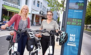 Hier wird jeder Radfahrer gezählt: Seit 1. September ist die Displaystele am Jahnplatz scharf getellt. Friederike Keller und Babara Choryan hoffen auf wichtige Daten für den Radwegeausbau. - Barbara Franke