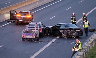 Gesperrt: Die Richtungsfahrbahn Hannover der A 30 war für die Bergungs- und Aufräumarbeiten gesperrt. der Verkehr staute sich hinter der Unfallstelle. - Thorsten Gödecker