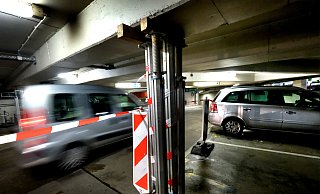 Die Stadt geht auf Nummer sicher und hat mit einem Dutzend Metallpfeilern die Decke im Karstadt-Parkhaus abgestützt. - Andreas Frücht