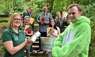 Schützenkönigin Christiane Hoffmann, Corinna Höhne, Schützenkönig Sebastian Boer, Oberst und 1. Vorsitzender Christian Landerbarthold, Kathrin Zimmermann, der 2. Vorsitzende Patrick Bockwinkel und Felix Baehr (v. l.) hoffen, dass viele Bürger Lose für die gute Sache erwerben. - Karin Prignitz