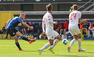 SCP-Torjäger Sven Michel zieht ab, die Kieler Hauke Wahl (r.) und Finn Bartels bieten nur Geleitschutz - und der Ball schlägt zur Paderborner 1:0-Führung im Netz ein. Doch nach der Pause drehen die Gäste die Partie. - picture alliance/dpa