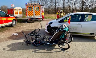 Viel Glück im Spiel: Auf der Straße Am Almerfeld erfasst ein Auto ein Fahrrad samt Kinderanhänger. Nur die Mutter wird bei dem Sturz leicht verletzt. - Ralph Meyer