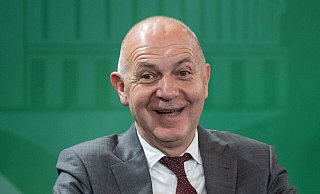 DFB-Präsident Bernd Neuendorf hofft auf den Zuschlag für die Frauen-WM 2027. - Monika Skolimowska/dpa