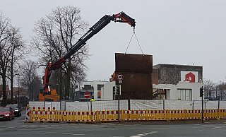 Riesig ragt der Kran aus der Baustelle heraus. Eine Art Schutzschild sorgt dafür, dass beim Abbruch kein Schutt auf die stark frequentierte Carl-Bertelsmann-Straße fällt. - Irja Most