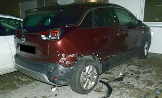 Der Opel wurde von dem Mercedes unter anderem gegen die Hauswand geschoben. - Polizei Minden-Lübbecke