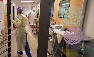 Die Corona-Impfpflicht für Personal in Kliniken und Pflegeheimen soll voraussichtlich Ende des Jahres auslaufen. - Marijan Murat/dpa