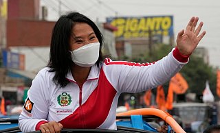 Präsidentschaftskandidatin Keiko Fujimori von der Partei Popular Force winkt ihren Anhängern zu. Angesichts des extrem knappen Rennens bei der Präsidentenwahl in Peru hat Fujimori vor Betrug gewarnt. - Foto: Martin Mejia/AP/dpa