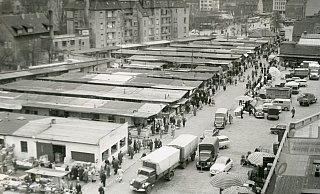 Hier traf man sich in den 50er Jahren: Wochenmarkt und Großmarkt zwischen Paulusstraße und Kesselbrink. - Stadtarchiv Bielefeld