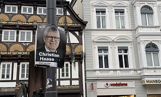 "Einer von hier": Christian Haase wirbt auf Höxters Marktplatz mit einem Plakat für seine Wiederwahl. - Ralf T. Mischer