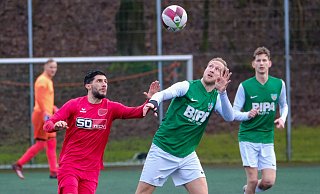 Dornbergs Jannis Bölt gewinnt das Kopfballduell gegen seinen Gegenspieler vom SC Peckeloh. - Andreas Zobe