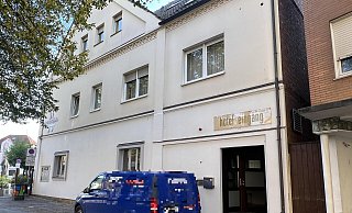 Aus dem oberen Stock dieses Hotels sprangen die Hunde aus dem Fenster. - Gabriele Grund