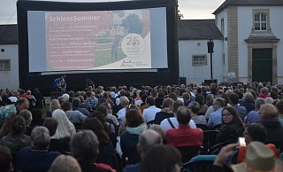 Vor Filmbeginn werden die Termine des Schlosssommers auf der Großleinwand eingeblendet. - Dietmar Gröbing