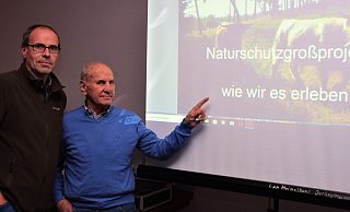 Erfolgsgeschichte: Ernst Hasselberg (r.) zeigte Fotos aus 15 Jahren des Naturschutzgroßprojekts in der Senne. Dirk Grote sprach über die Entwicklung in der Tier- und Pflanzenwelt. - Horst Biere