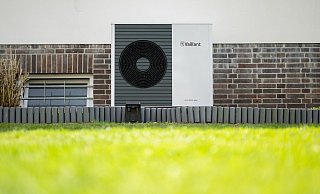 Eine Wärmepumpe der Firma Vaillant vom Typ «aroTHERM plus» an einem Einfamilienhaus. - Daniel Reinhardt/dpa