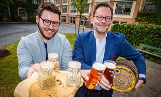 Mike Cacic (l.) will mit seiner Brauerei nach Bielefeld. Christoph Harras-Wolff unterstützt ihn finanziell. - Mike-Dennis Mller / www.mdm.photo