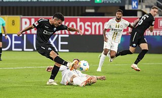 SCP-Akteur Niclas Nadj zieht in der 61. Minute ab. Und Wiesbadens grätschender Verteidiger Marcus Mathisen fälscht ab. Folge: Das Leder segelt zum 2:1-Siegtreffer in die Maschen. - Imago Images