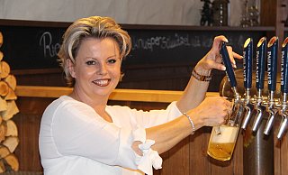 Am Zapfhahn: So werden die Gäste des Paulaner Landsknecht Inhaberin Anna Süring Anfang Oktober nicht sehen. - Alexander Graßhoff