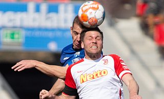 SCP-Routinier Uwe Hünemeier (l.) muss wohl diesmal nicht seinen Kopf im Duell gegen Regensburgs Stürmer Andreas Albers hinhalten. - picture alliance