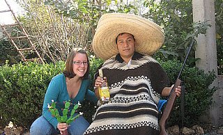 Caroline Obermeyer hat für dieses Foto alle Klischees vereint: Sombrero, Kaktus und Gewehr.