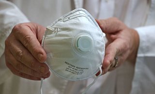 Ärzte und Pflegekräfte in Kliniken und Praxen fühlen sich von der Landesregierung allein gelassen, weil die versprochenen Schutzmasken nicht geliefert werden. - picture alliance