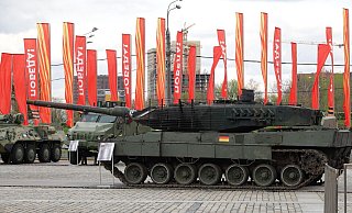 Ein nach russischen Angaben in der Ukraine erbeuteter deutscher Leopard-2-Kampfpanzer wird bei der Kriegstrophäen-Schau in Moskau gezeigt. - Ulf Mauder/dpa